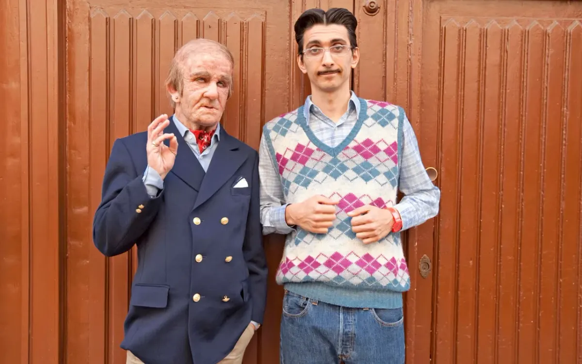 Foto di partenza con i due protagonisti de I Soliti Idioti davanti a una porta di legno