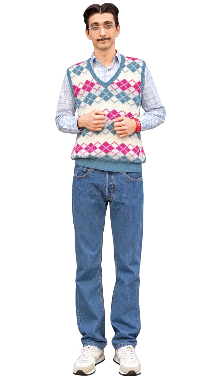 Primo personaggio rigenerato a figura intera con GPT Image 2 su sfondo bianco: gilet a rombi, camicia a quadri e jeans