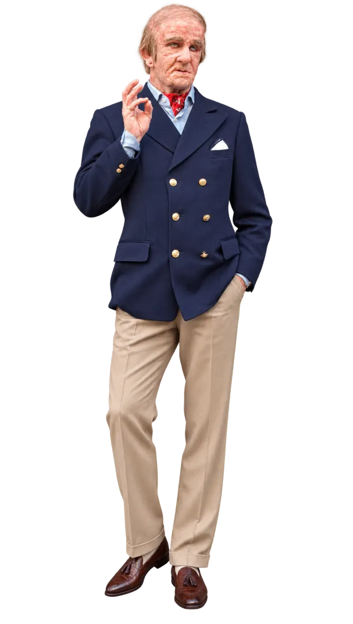 Secondo personaggio rigenerato a figura intera con GPT Image 2 su sfondo bianco: blazer blu doppiopetto e pantaloni beige